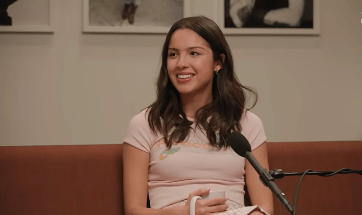 Olivia Rodrigo kritizuje „skutočne invazívne“ zoznamovacie špekulácie po románe Juliana Croonenbergha