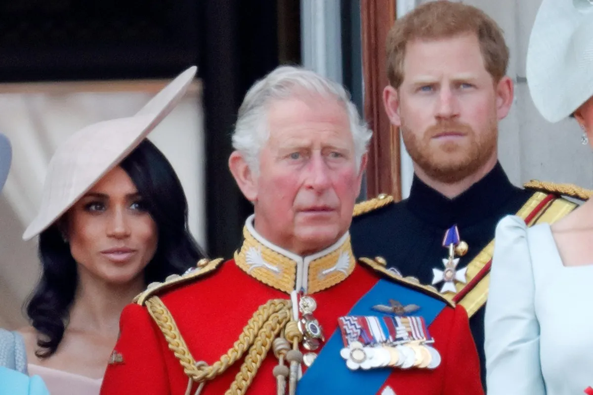 Prečo bude plán odchodu princa Harryho a Meghan zo Spojeného kráľovstva pre kráľa Charlesa zničujúci