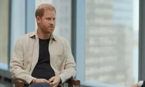 Princ Harry práve dokázal, že ho tlač stále zdôrazňuje