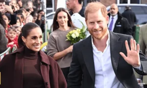 Princ Harry sa príliš snažil vyzerať pohodlne počas výletu v Nottinghame