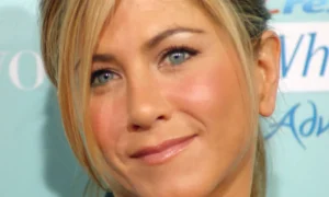 Režisér tvrdí, že Jennifer Aniston jej darovala kamienkového dilda, aby ju na natáčaní „ponížil“