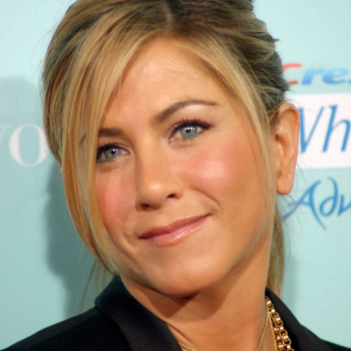 Režisér tvrdí, že Jennifer Aniston jej darovala kamienkového dilda, aby ju na natáčaní „ponížil“