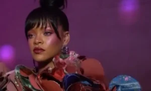 Rihanna vystrelila späť s brutálnou jednoslovnou odpoveďou na odtieň parížskeho týždňa módy EJ Johnsona