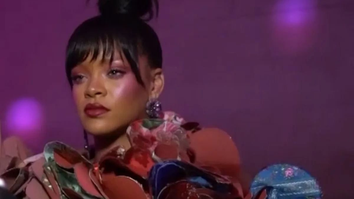 Rihanna vystrelila späť s brutálnou jednoslovnou odpoveďou na odtieň parížskeho týždňa módy EJ Johnsona