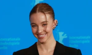 Sydney Sweeney vyzerá na nepoznanie, keď sa zbaví svojich typických blond vlasov pre dramatickú brunetku
