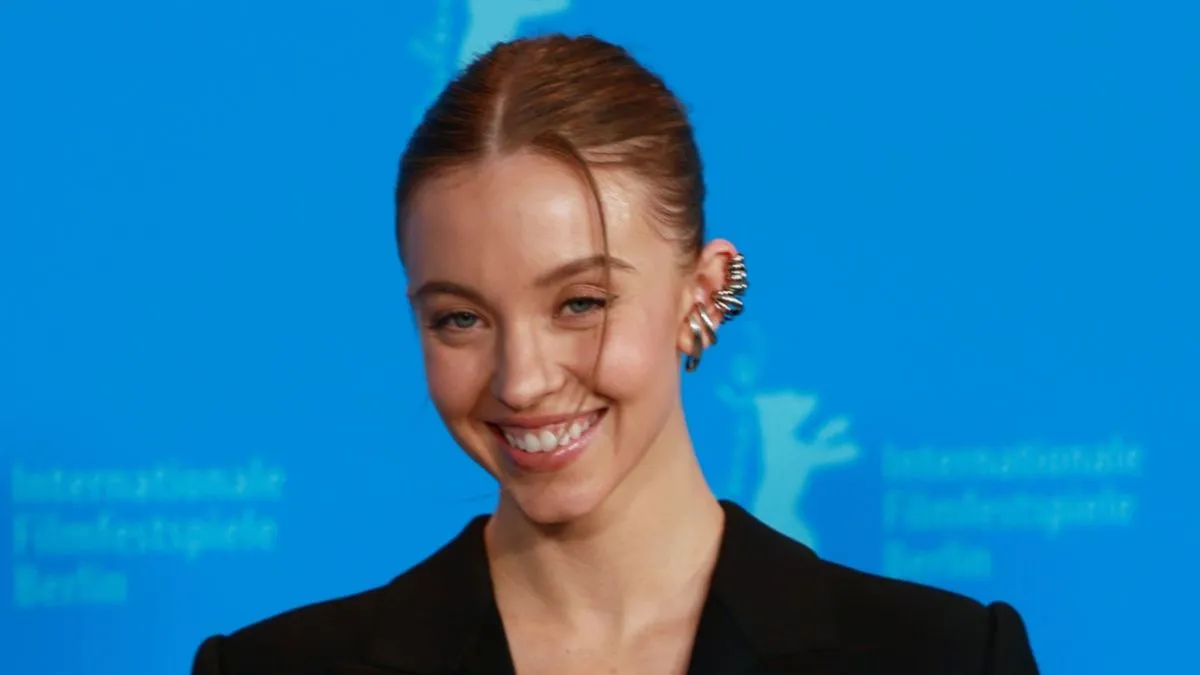 Sydney Sweeney vyzerá na nepoznanie, keď sa zbaví svojich typických blond vlasov pre dramatickú brunetku
