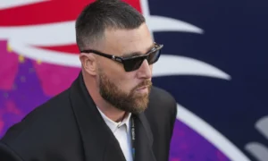Travis Kelce má na sebe oblečenie z minulosti, ktoré má milióny vyhľadávaní Google