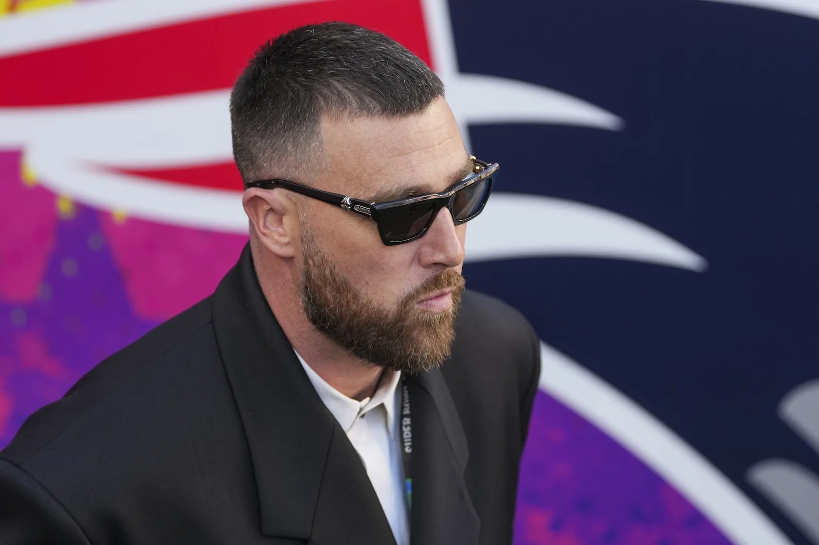 Travis Kelce má na sebe oblečenie z minulosti, ktoré má milióny vyhľadávaní Google
