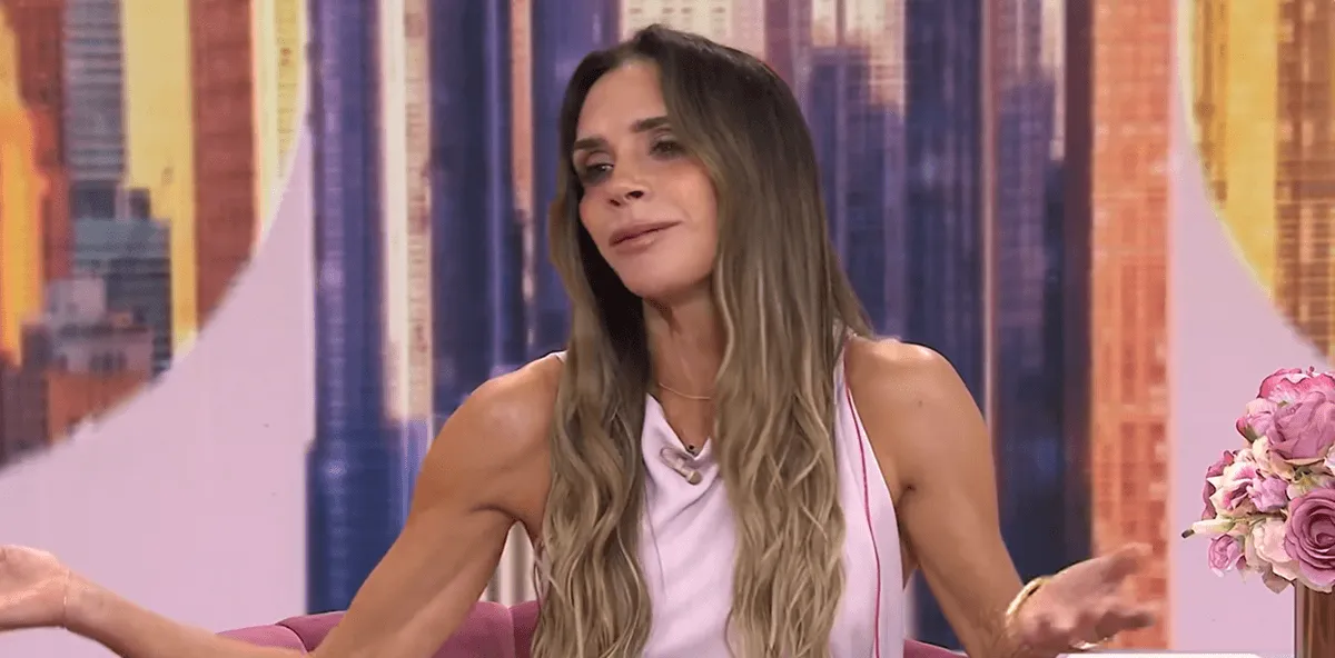 Victoria Beckham spozorovaná na podujatí v New Yorku; Dúfajme, že neboli žiadne papierové obrúsky