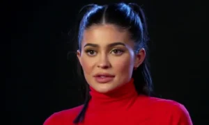 Vzhľad Kylie Jennerovej z roku 2020 sa znovu objavuje, keď fanúšikovia znovu navštívia jej dramatickú premenu