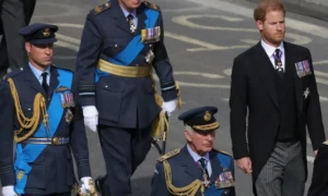 „Jazvy sa držia navždy“: Princ Harry posiela tupú správu kráľovi Charlesovi a princovi Williamovi