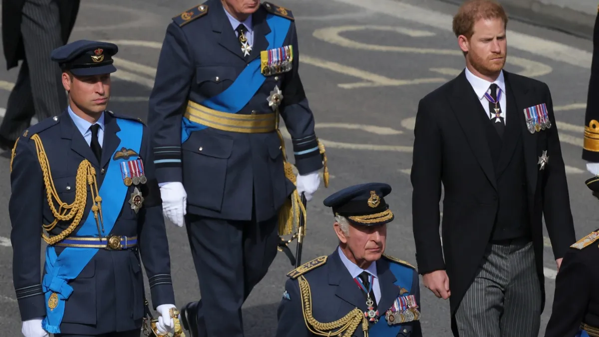 „Jazvy sa držia navždy“: Princ Harry posiela tupú správu kráľovi Charlesovi a princovi Williamovi