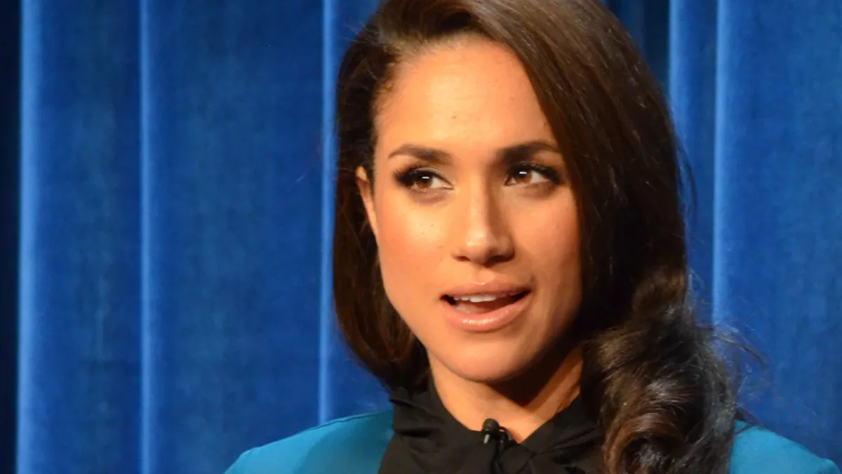 „Mohlo by sa považovať za kráľovské“: SNL UK brutálne napichla Meghan Markle na škandál so zneužívaním detí Thomasa Markla